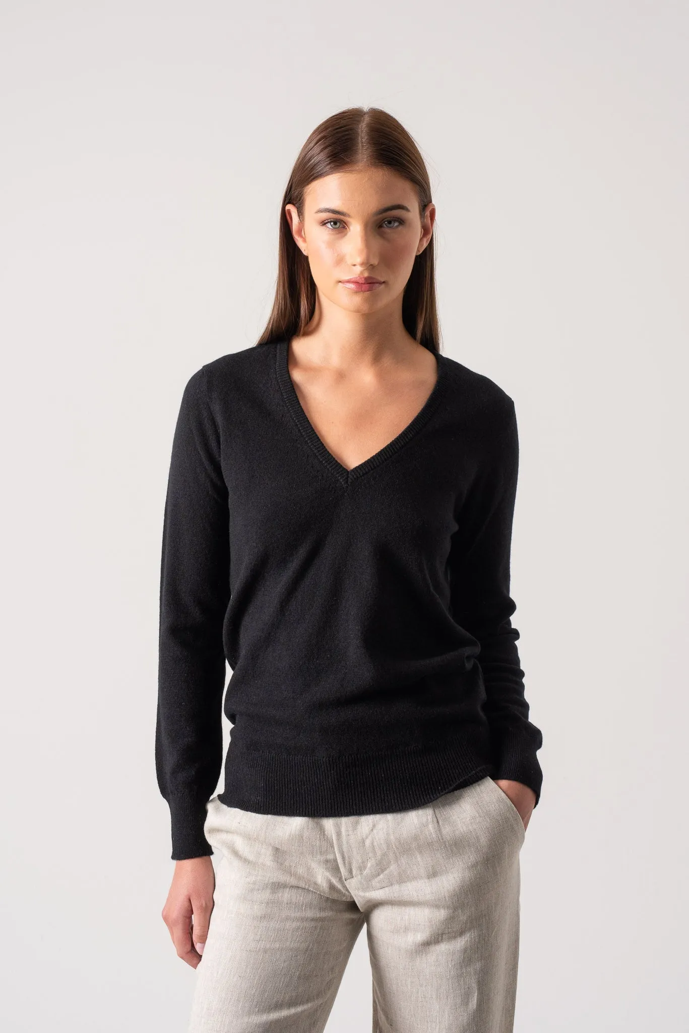 Essenza V-Neck 100% Cashmere Sweater Black