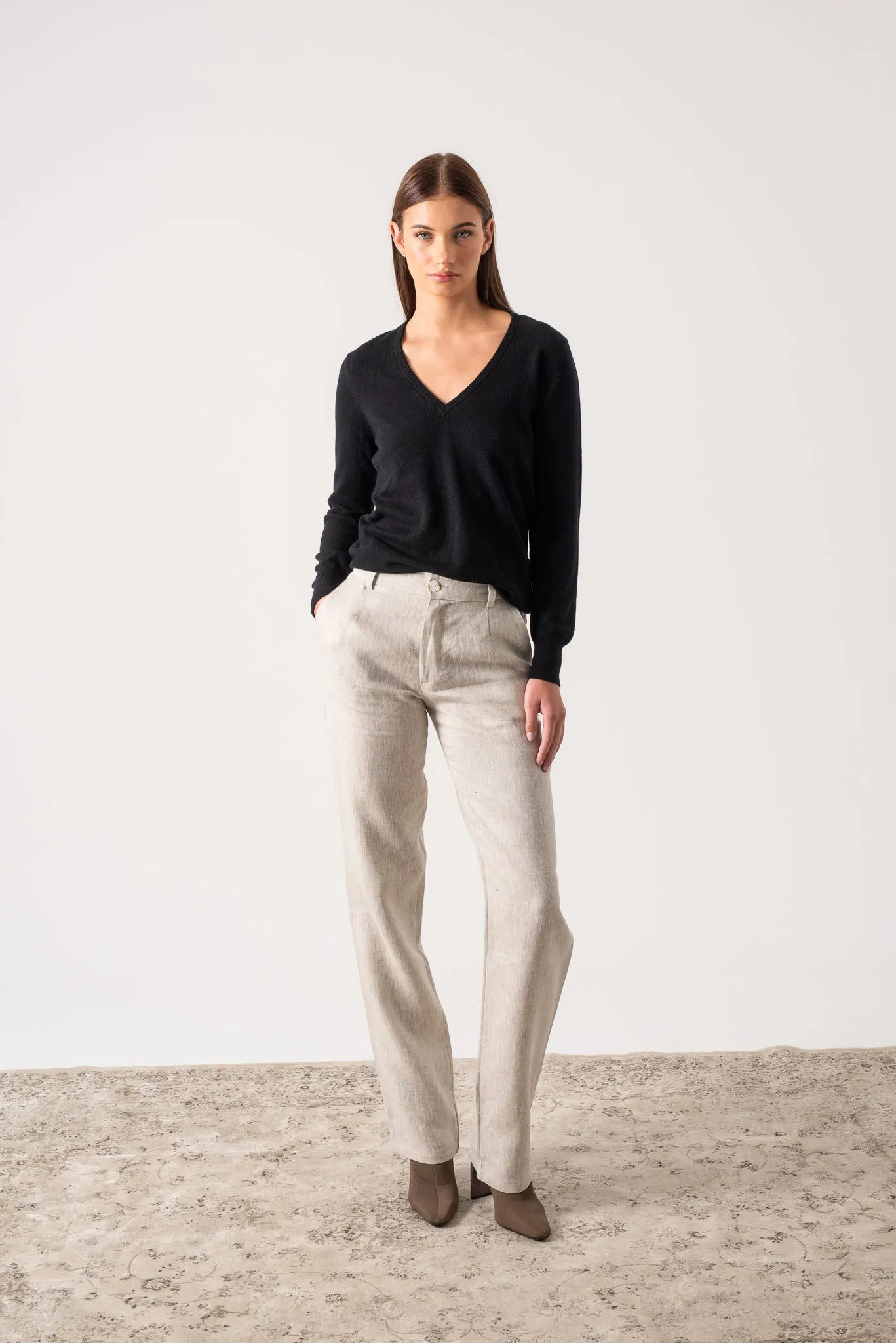 Essenza V-Neck 100% Cashmere Sweater Black