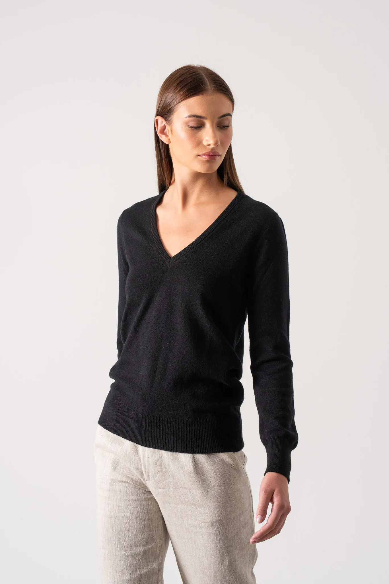 Essenza V-Neck 100% Cashmere Sweater Black