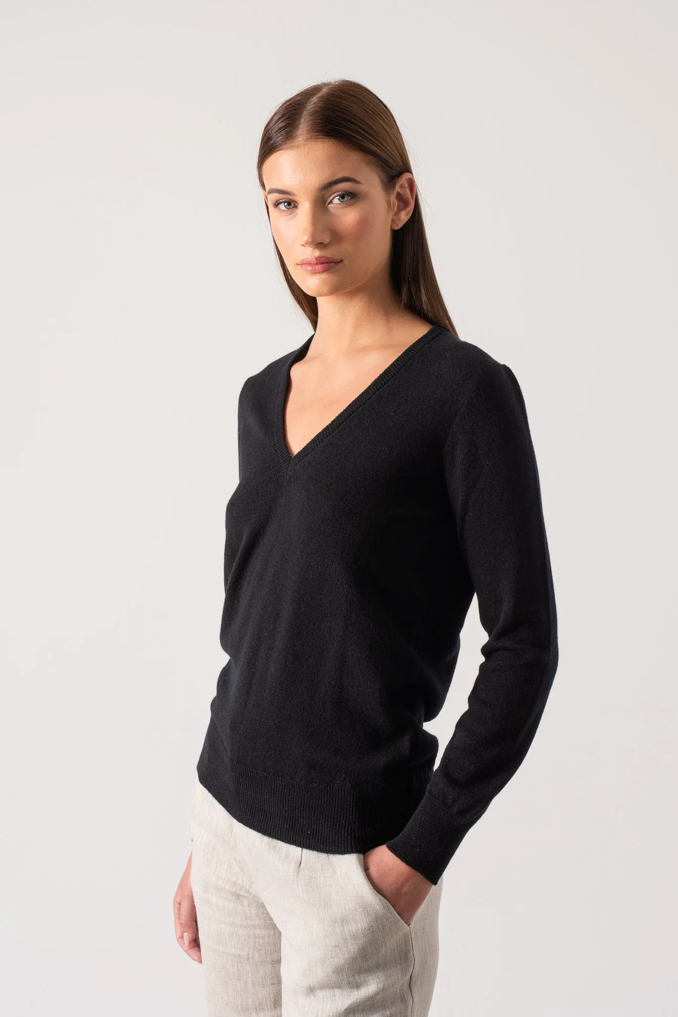 Essenza V-Neck 100% Cashmere Sweater Black