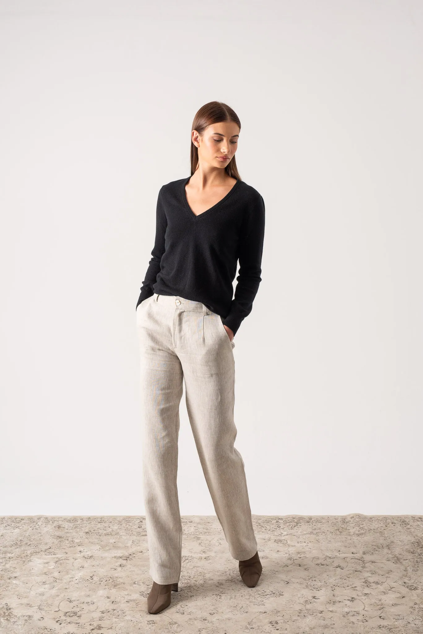 Essenza V-Neck 100% Cashmere Sweater Black