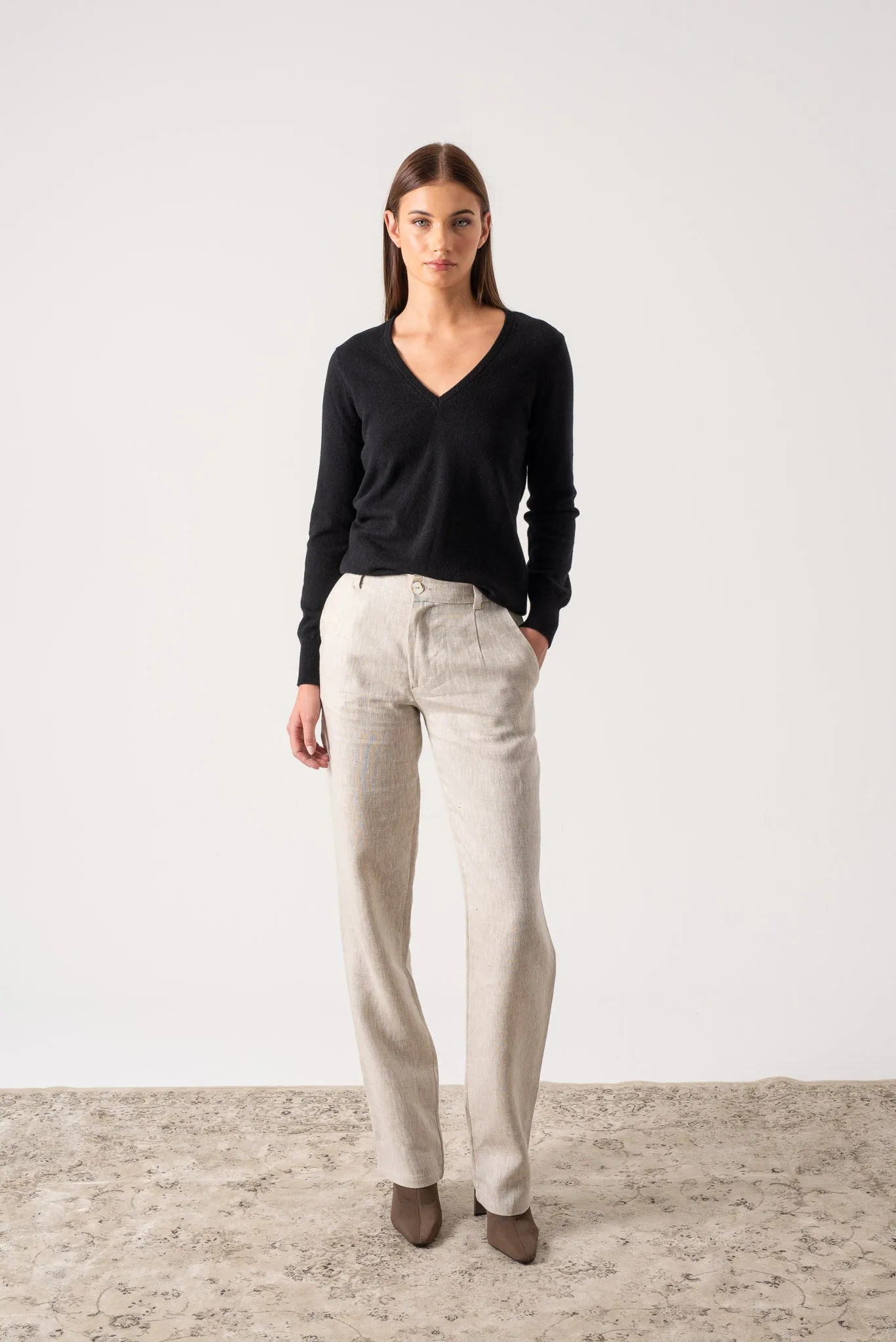 Essenza V-Neck 100% Cashmere Sweater Black