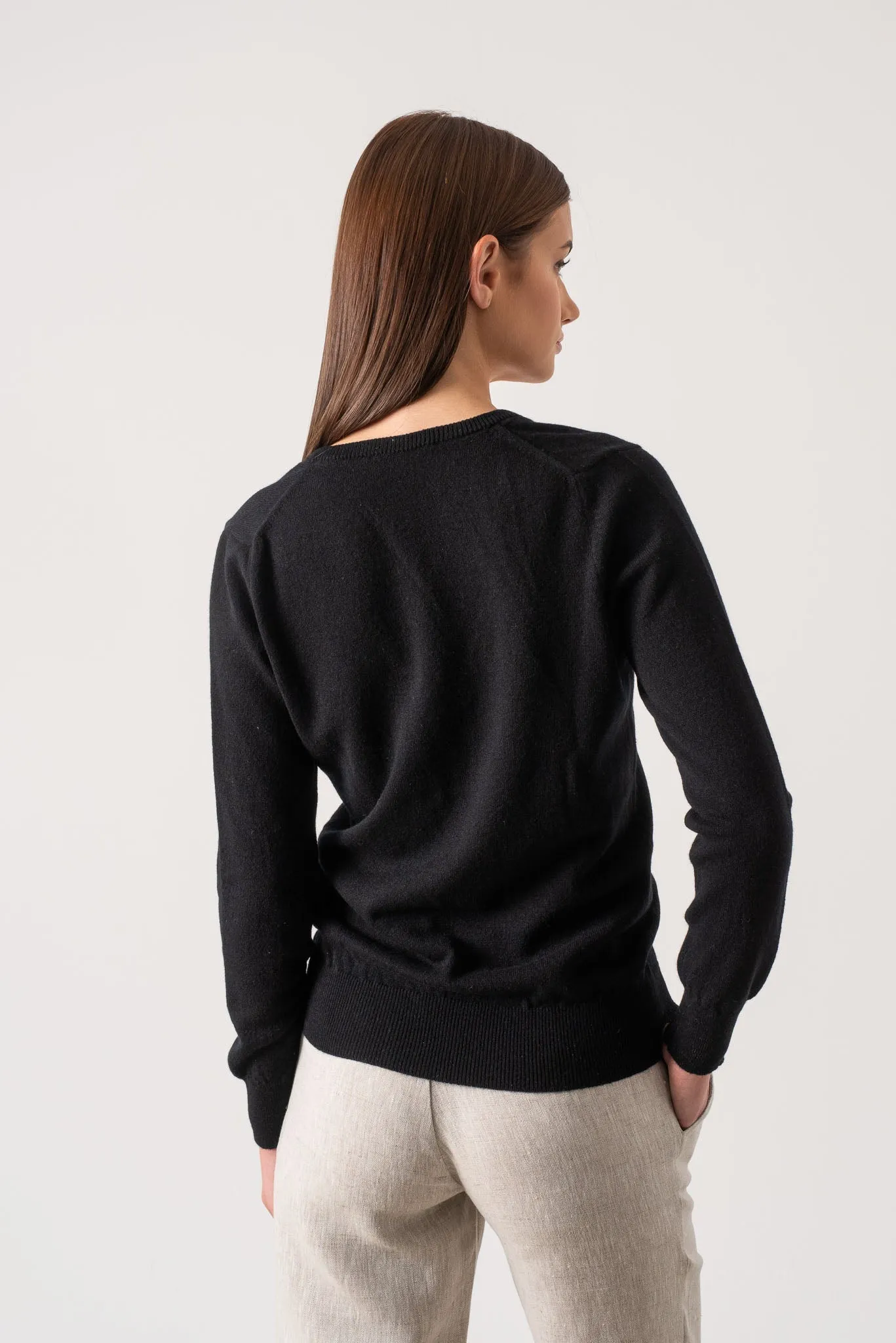 Essenza V-Neck 100% Cashmere Sweater Black