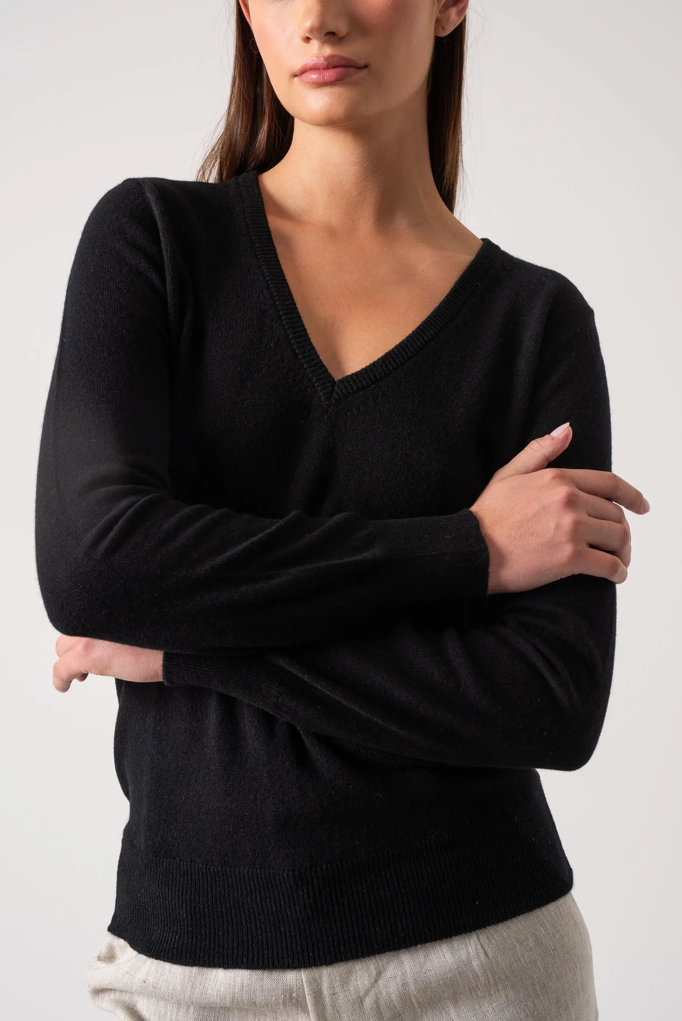 Essenza V-Neck 100% Cashmere Sweater Black