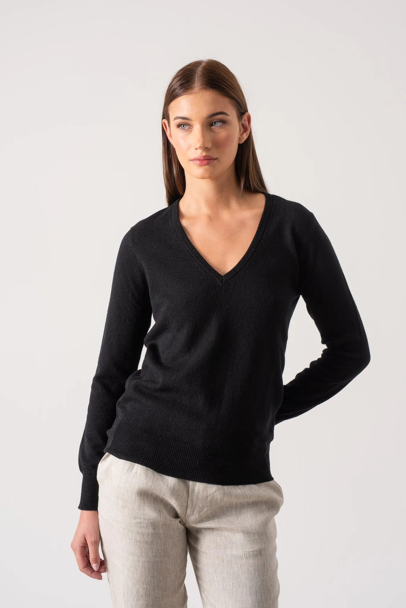 Essenza V-Neck 100% Cashmere Sweater Black